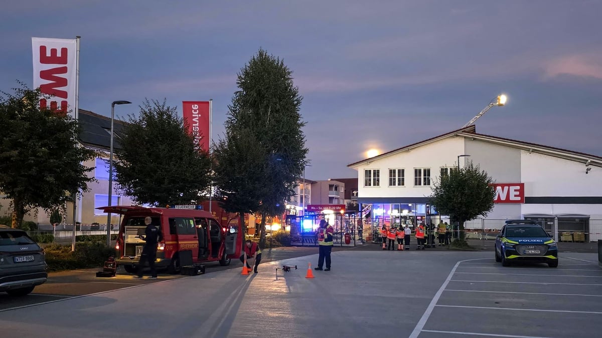 Dach von Rewe-Supermarkt stürzt ein: Mehrere Schwerverletzte - schwaebische.de