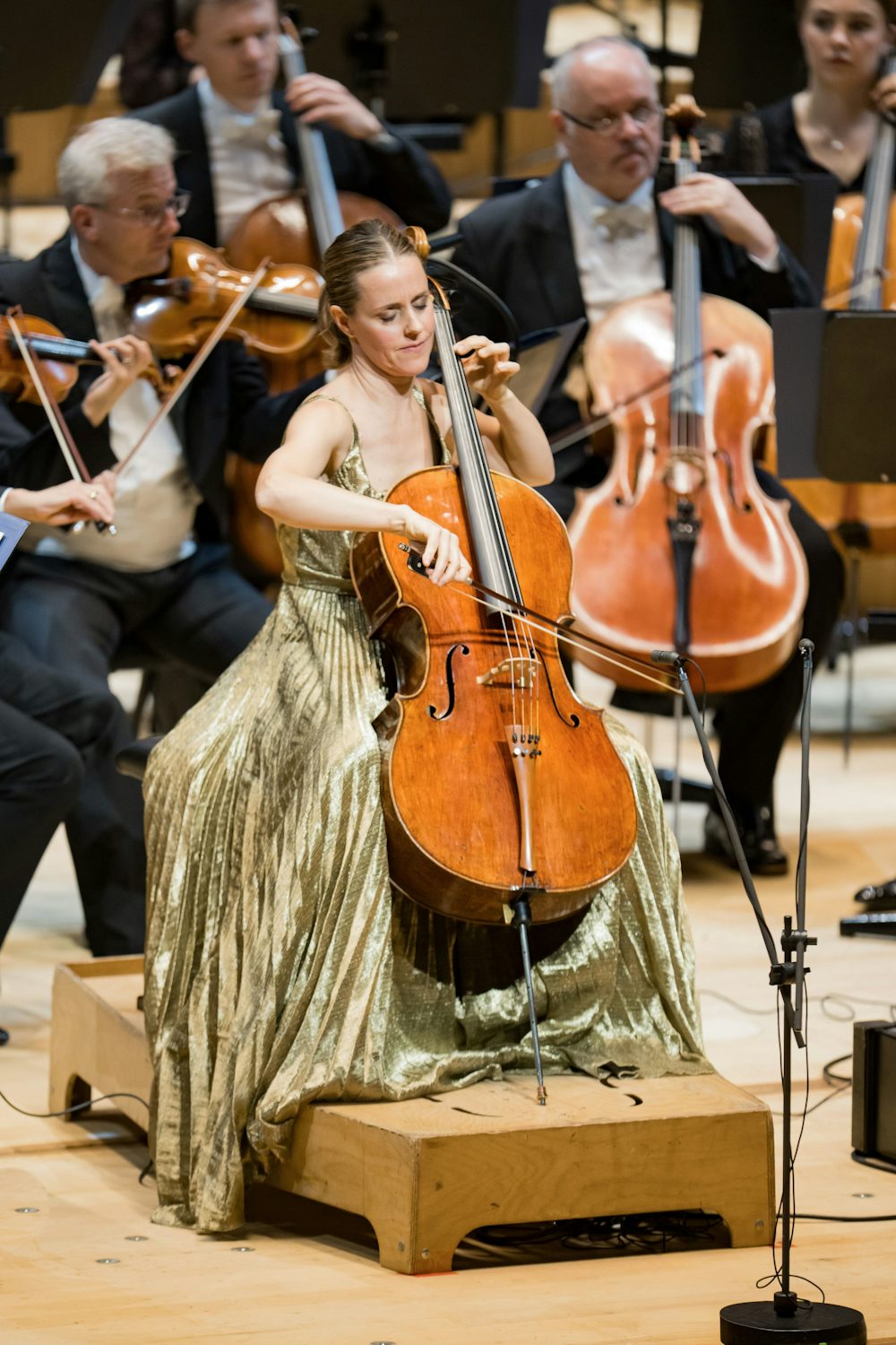 Sol Gabetta spielt den Solopart in Edward Elgars Cellokonzert; alles ist reine, dunkle, wehe Poesie.