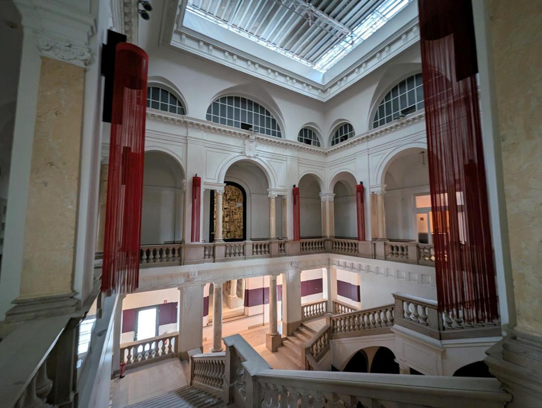Hier ein exklusiver Einblick nur für die Fotografin in das Treppenhaus mit dem noch abgedeckten Dach.