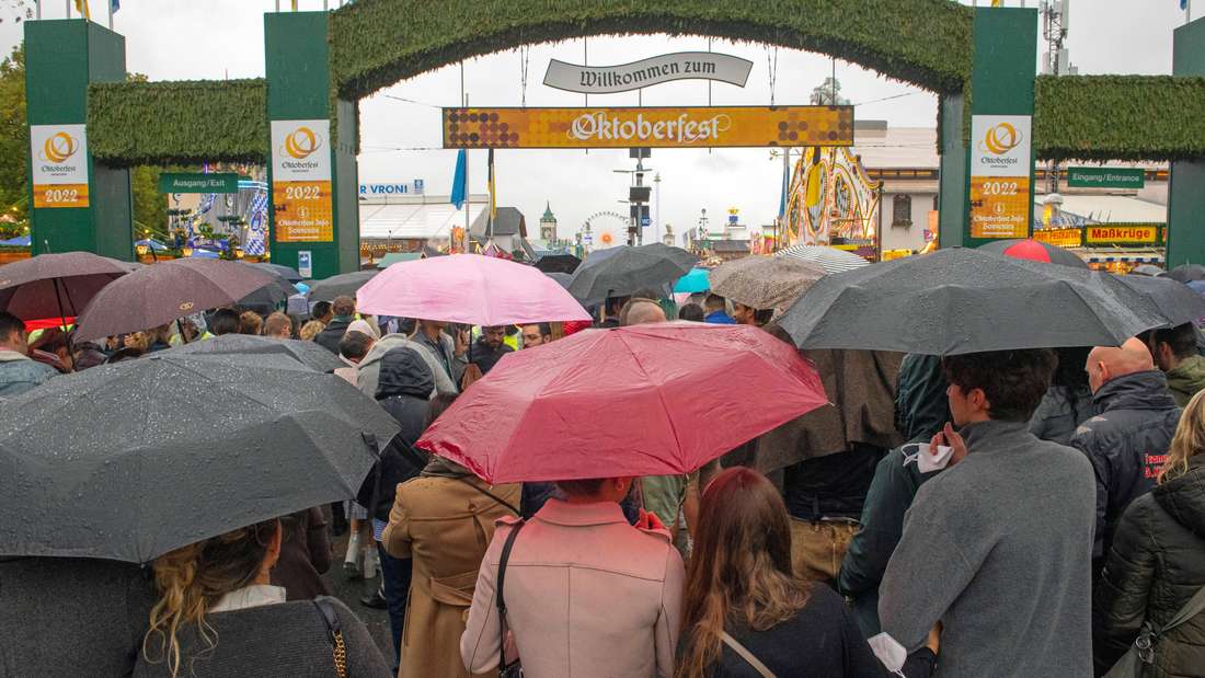 Ende September ist das Wetter bekanntlich nicht mehr das allerschönste. Häufig bekommen das auch Wiesn-Besucher am eigenen Leibe zu spüren. Besonders extrem war es im Jahr 2000 – knapp 100 Liter Wasser kamen da in nur wenigen Tagen runter. Das Jahr 1883 gilt als Sumpf-Wiesn, auch wenn dazu keine detaillierten Wetterdaten vorliegen. Und in den Jahren 1828 und 1927 regnete es laut oktoberfest.bayern an jedem einzelnen Tag. Prost!