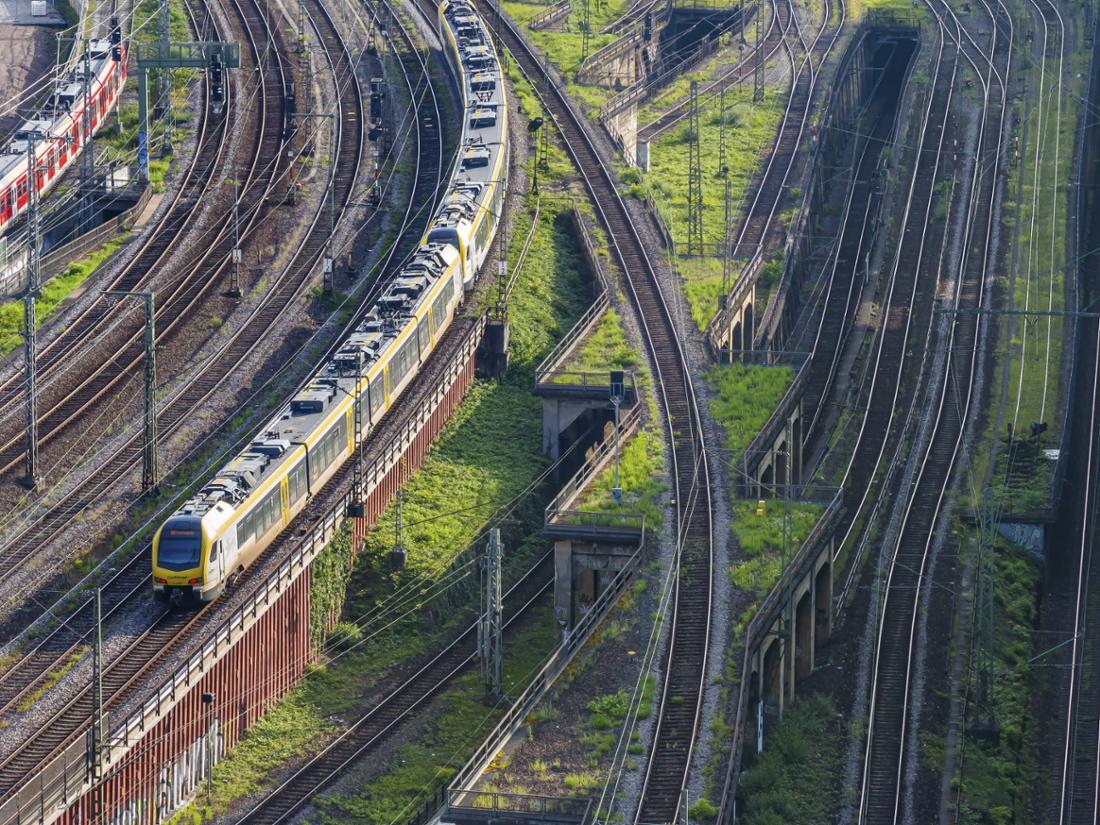 Bahngleise am Hauptbahnhof Stuttgart. Hier sortieren sich die Züge zur Einfahrt in den richtigen Bahnsteig ein