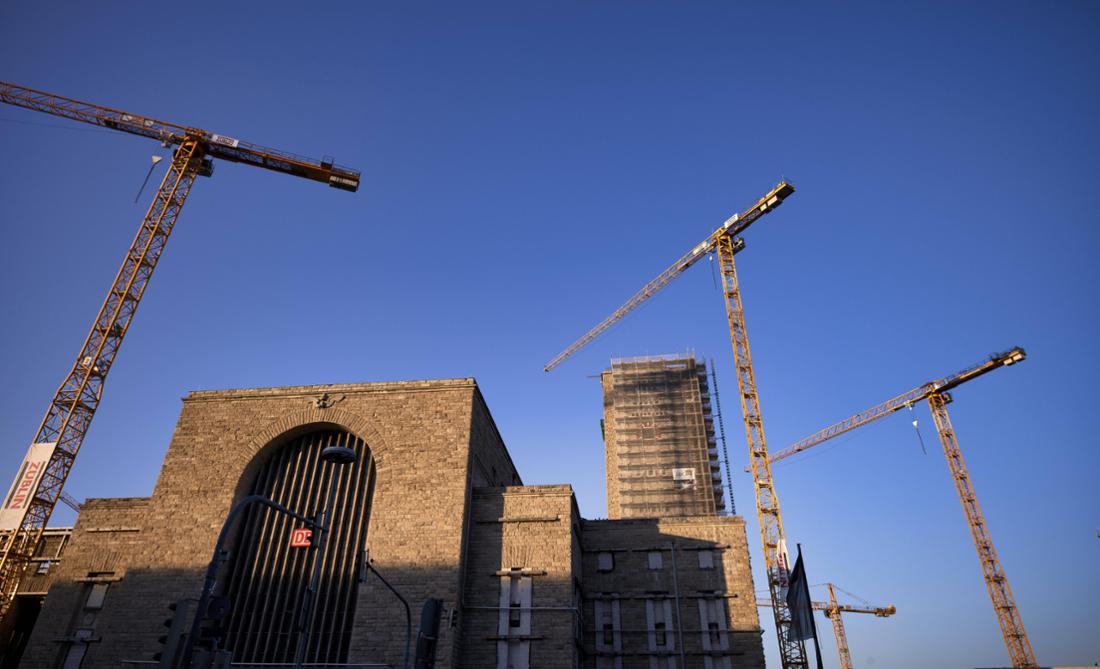 Der Stuttgarter Hauptbahnhof ist umgeben von Kränen und Baugerüsten