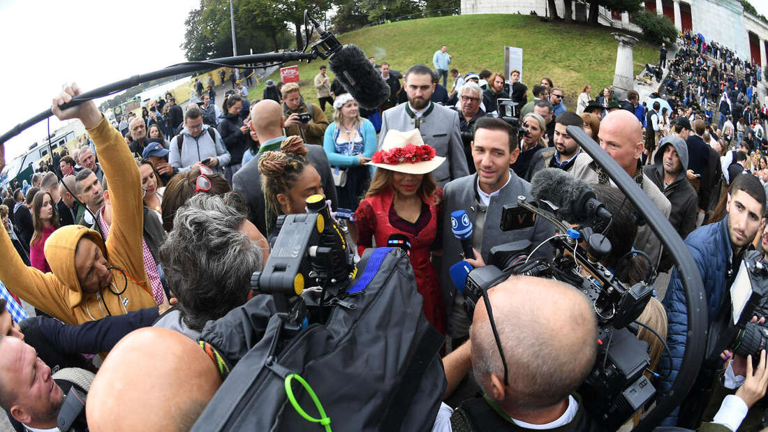 Große Aufregung und Blitzlichtgewitter: Angekommen vor der Bavaria warten viele Journalisten auf die Bekanntheiten. Beide stehen für Interviews bereit.
