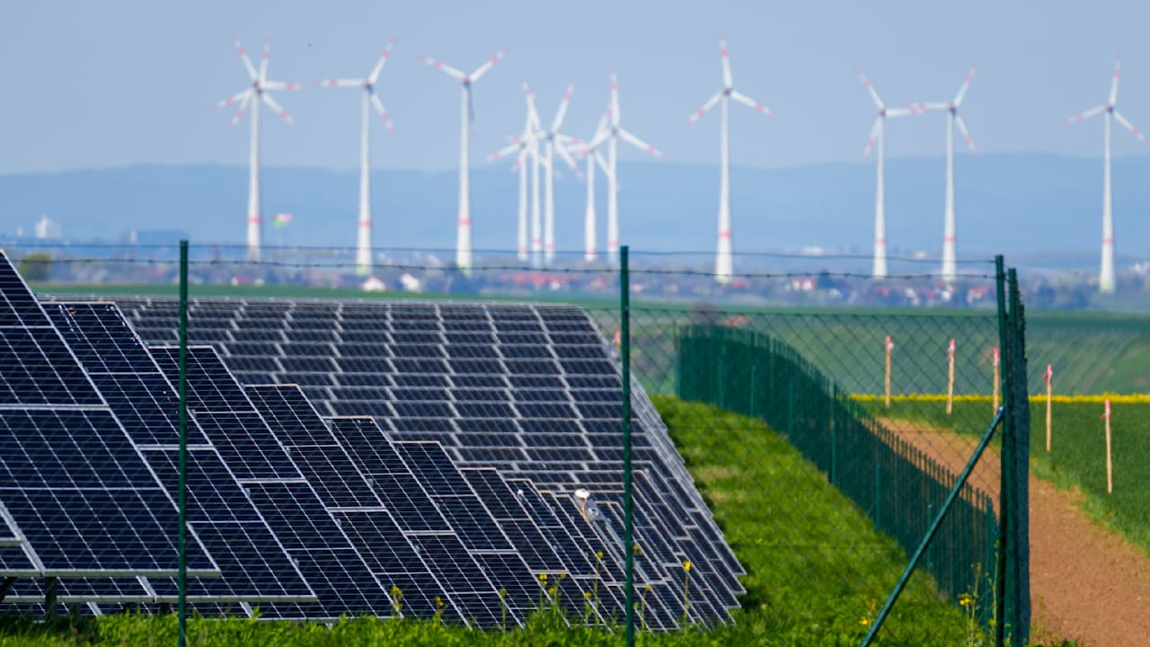 Öko-Strom bricht ein: Windflaute lässt Kohle wieder glühen | Politik