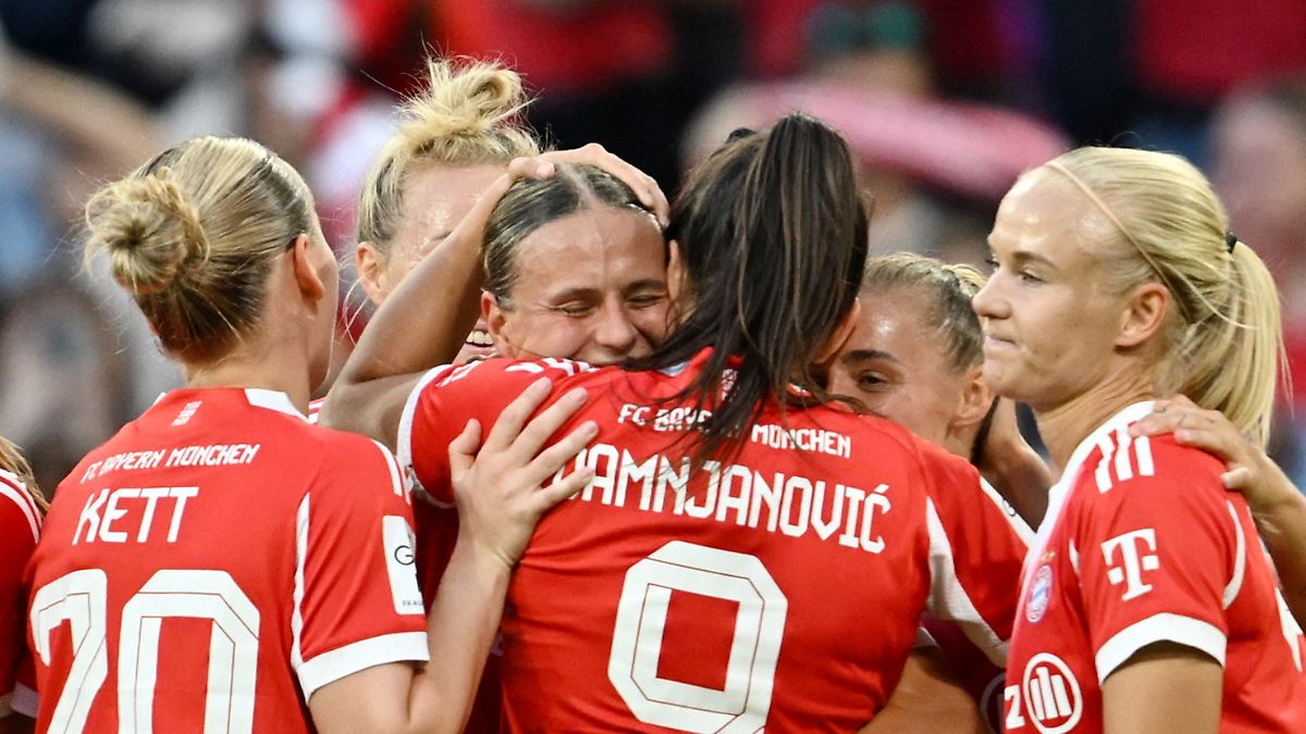 Favorit in Frauen-Bundesliga: Vor der Rekordkulisse lässt es der FC Bayern spät krachen