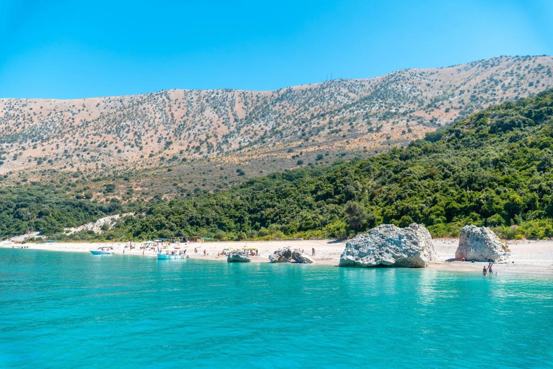 Paradiesischer Strand von Kroreza oder Krorez vom Boot aus gesehen an der albanischen Riviera in Sarande