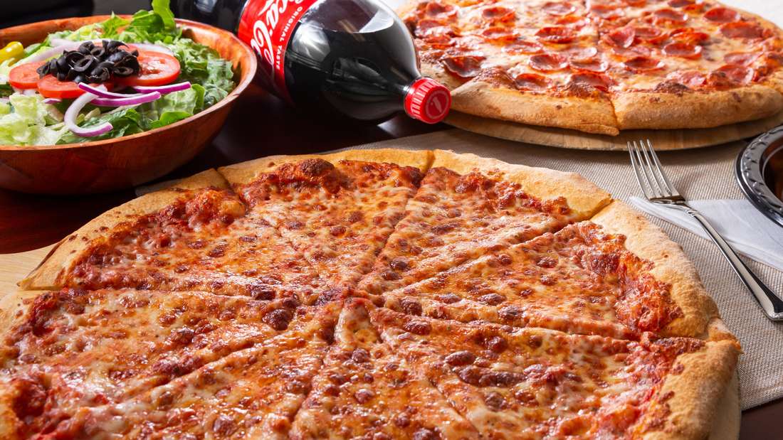 Pizza, Cola und Salat