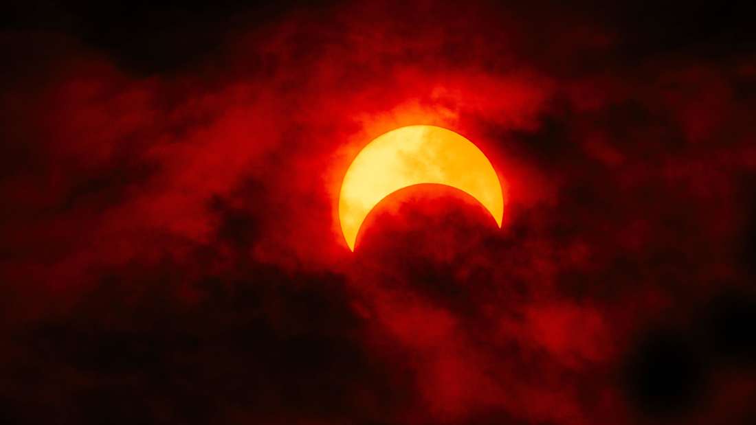Eine Sonnenfinsternis ist ein beeindruckendes Erlebnis – sie kann für die Augen jedoch auch gefährlich sein. Deshalb empfehlen Fachleute: niemals ohne speziellen Schutz in die Sonne schauen.