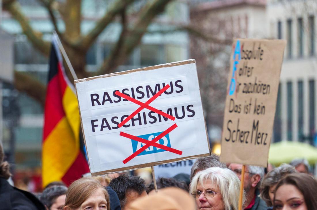 22.02.2025, Hessen, Wiesbaden: Ein Plakat das ·Rassismus, Faschismus, AfD· eine Absage erteilt, ist bei der „Menschenkette für Vielfalt“ in der Innenstadt zu sehen. Mit der Menschenkette soll einen Tag der vor der Bundestagswahl ein deutliches Zeichen für Zusammenhalt, Vielfalt und Demokratie gesetzt werden. Die Menschenkette wird vom Wiesbadener internationalen Frauen- und Mädchen-Begegnungs- Beratungs-Zentrum (wif e.V.) und dem Wiesbadener Bündnis für Demokratie veranstaltet. Foto: Andreas Arnold/dpa +++ dpa-Bildfunk +++
