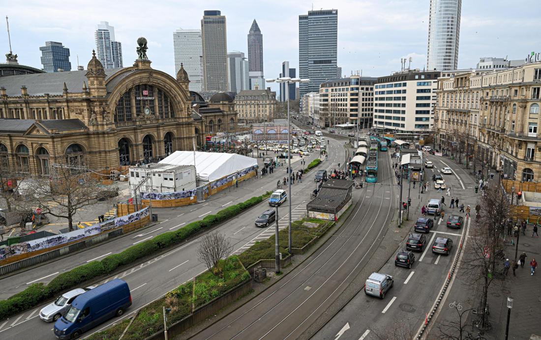 Frankfurt am Main, 22.03.2024, Innenstadt / Bahnhofsviertel, Blick auf den Hauptbahnhof-Vorplatz, der umgestaltet werden soll. Blick von oben. (c) FOTO: Rainer Rüffer (Rueffer)
