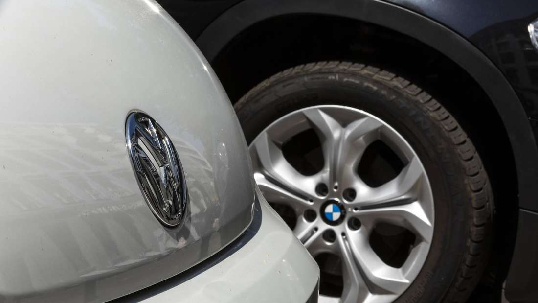 VW Auto und Modell von BMW nebeneinander.