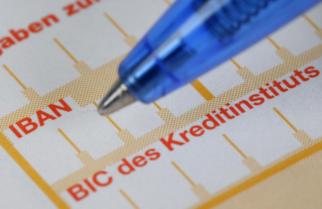 Stift und Überweisungsschein Girokonto. (Symbolbild)