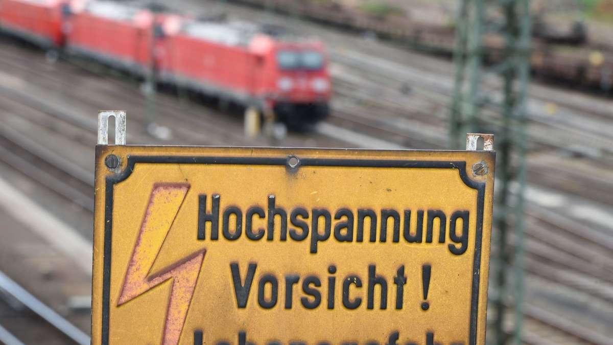 Bahnmitarbeiter erleidet schweren Stromschlag in Westhessen