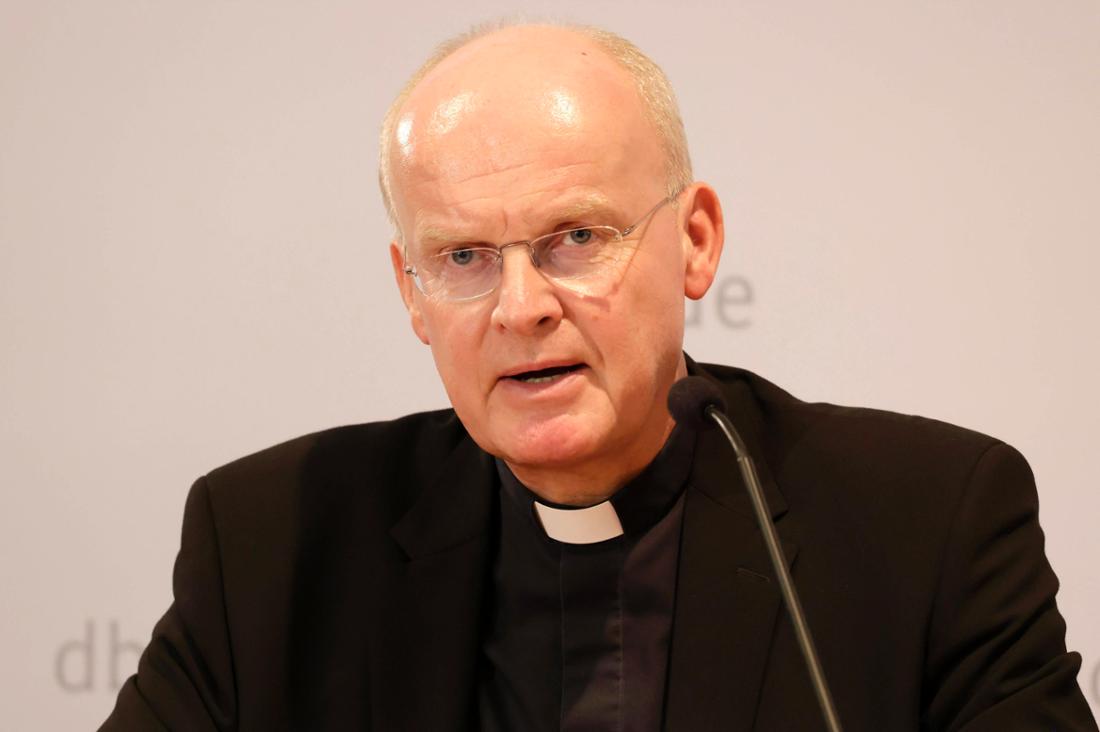 Bischof Franz-Josef Overbeck beim Pressegespräch zur Vorbereitung der Weltsynode in Rom auf der Herbst-Vollversammlung der Deutschen Bischofskonferenz