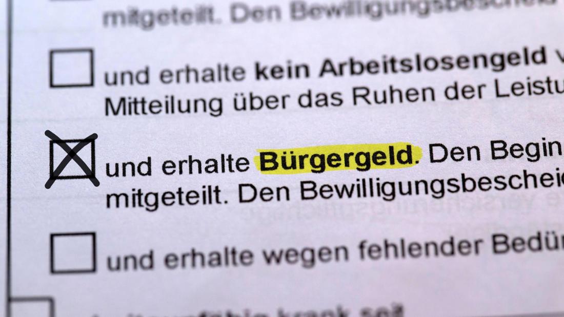 Ein Dokument, auf dem der Erhalt von Bürgergeld angrekreuzt werden kann