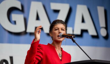 Tausende Menschen nehmen an Friedenskundgebung in Berlin teil - Politik