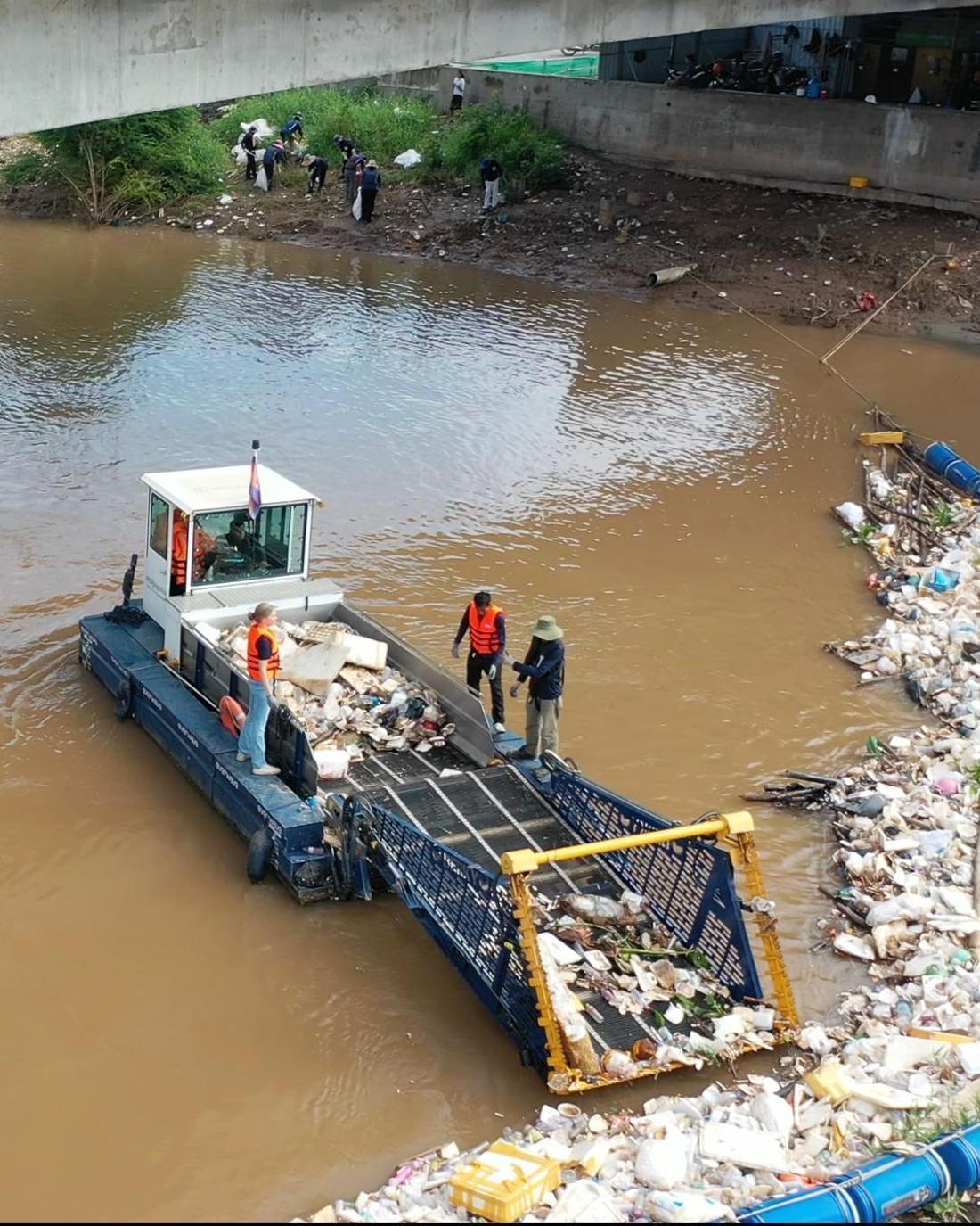 Müllboot im Einsatz ins Südostasien: Diese Sammelboote wurden eigens zum Sammeln von Platikmüll entwickelt. 