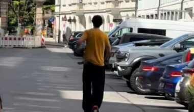 Nanu, das ist doch ...?! Weltstar braust lässig mit E-Scooter durch München