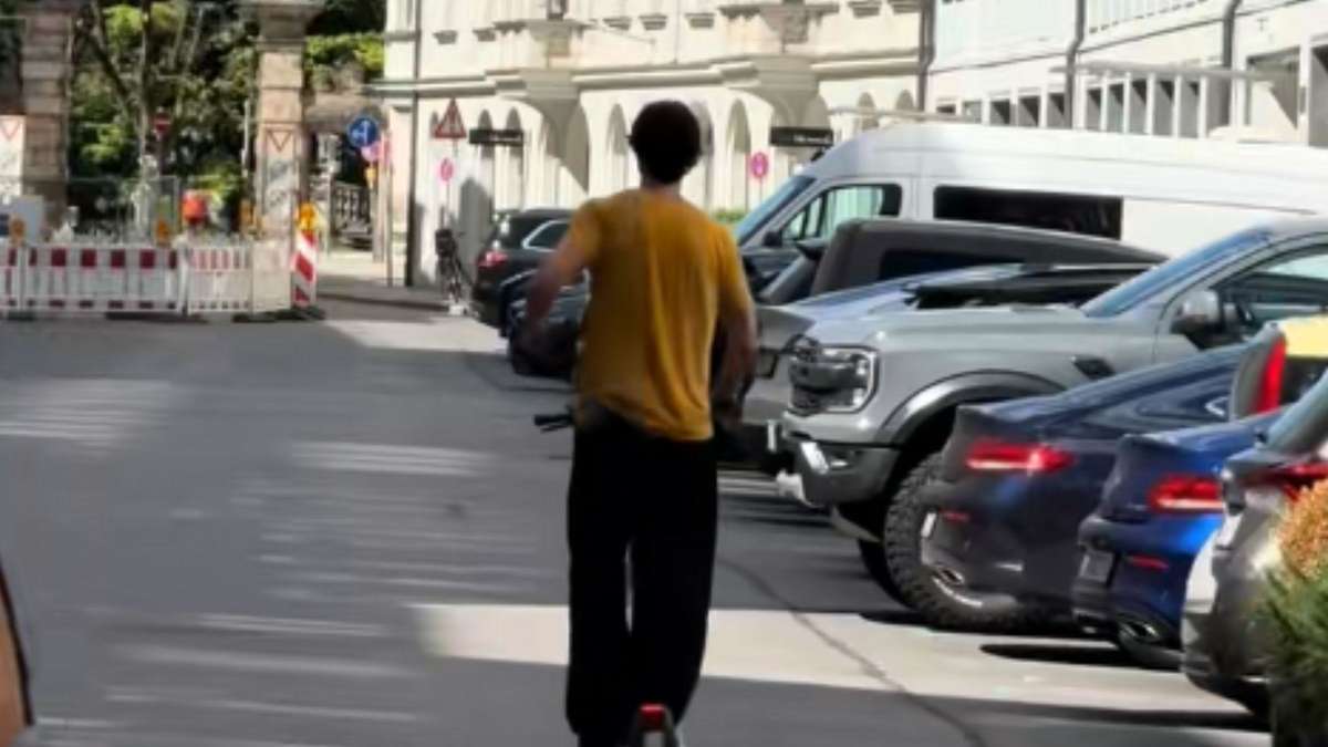 Nanu, das ist doch ...?! Weltstar braust lässig mit E-Scooter durch München