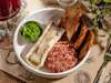Rindertartar mit Knochen, Brot und Soße