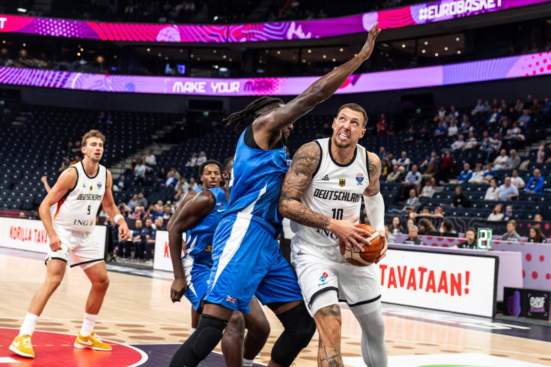 Daniel Theis und das DBB-Team spielen gegen Großbritannien.