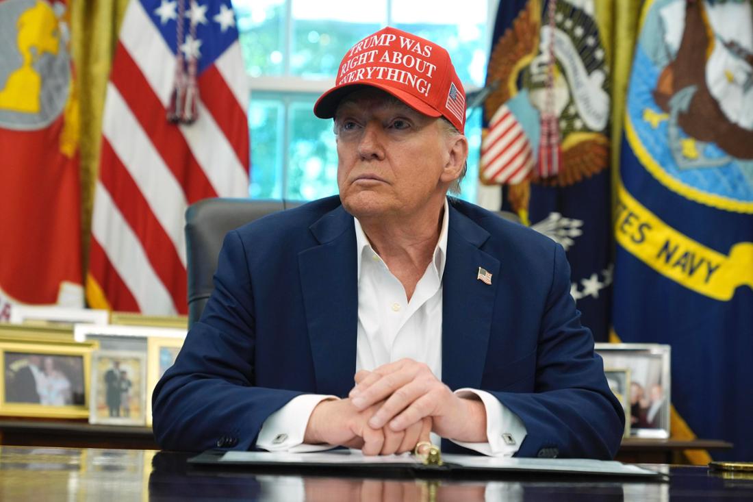 Bei einem Termin im Weißen Haus verdeckt US-Präsident Donald Trump den viel debattierten blauen Fleck auf seiner Hand. Das Weiße Haus spricht von einer Verletzung vom Händeschütteln. 
