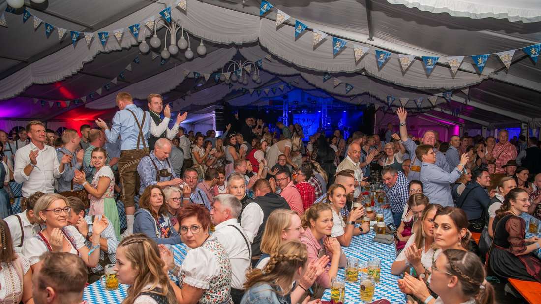 Mit „Back to the roots“ wollen die Feuerwehrleute auch in diesem Jahr wieder das Oktoberfest-Feeling ins Dorf holen.
