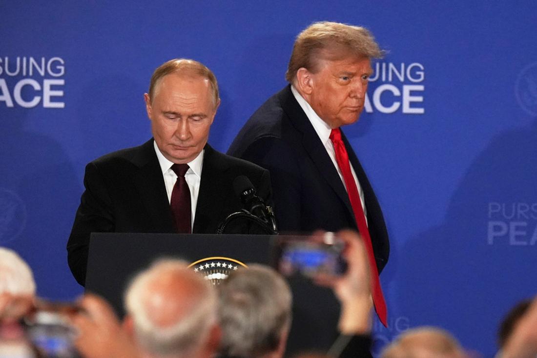 US-Präsident Donald Trump (r) und der russische Präsident Wladimir Putin kommen zu einer gemeinsamen Pressekonferenz auf der Joint Base Elmendorf-Richardson in Alaska.