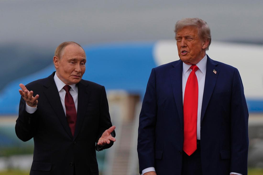 US-Präsident Donald Trump (r) spricht mit dem russischen Präsidenten Wladimir Putin auf der Joint Base Elmendorf-Richardson.