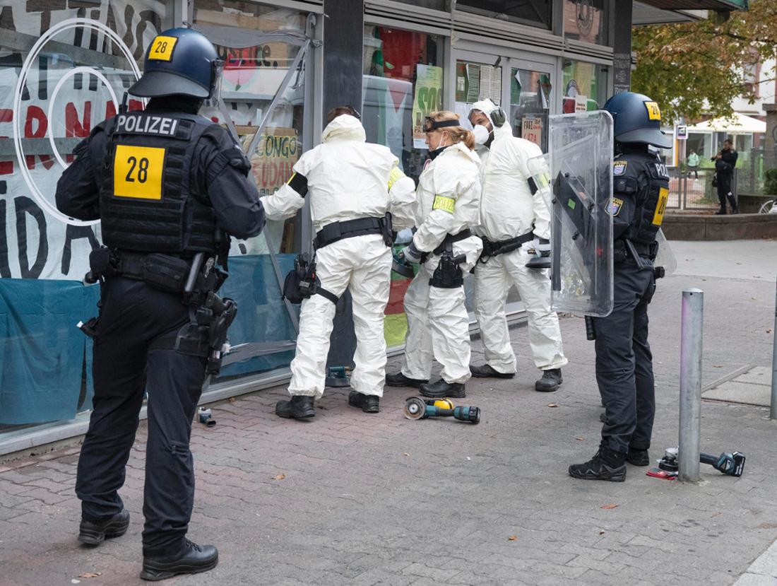 02.09.2025, Hessen, Frankfurt/Main: Beamte einer spezialisierten Einheit der Polizei dringen in ein besetztes Haus im Gallusviertel in Frankfurt ein. Seit Mitte Juli war das Haus im Stadtteil Gallus besetzt. Foto: Boris Roessler/dpa +++ dpa-Bildfunk +++