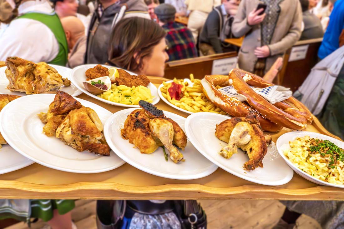 Wiesn Bedienung mit einem Tablett voller Klassiker.