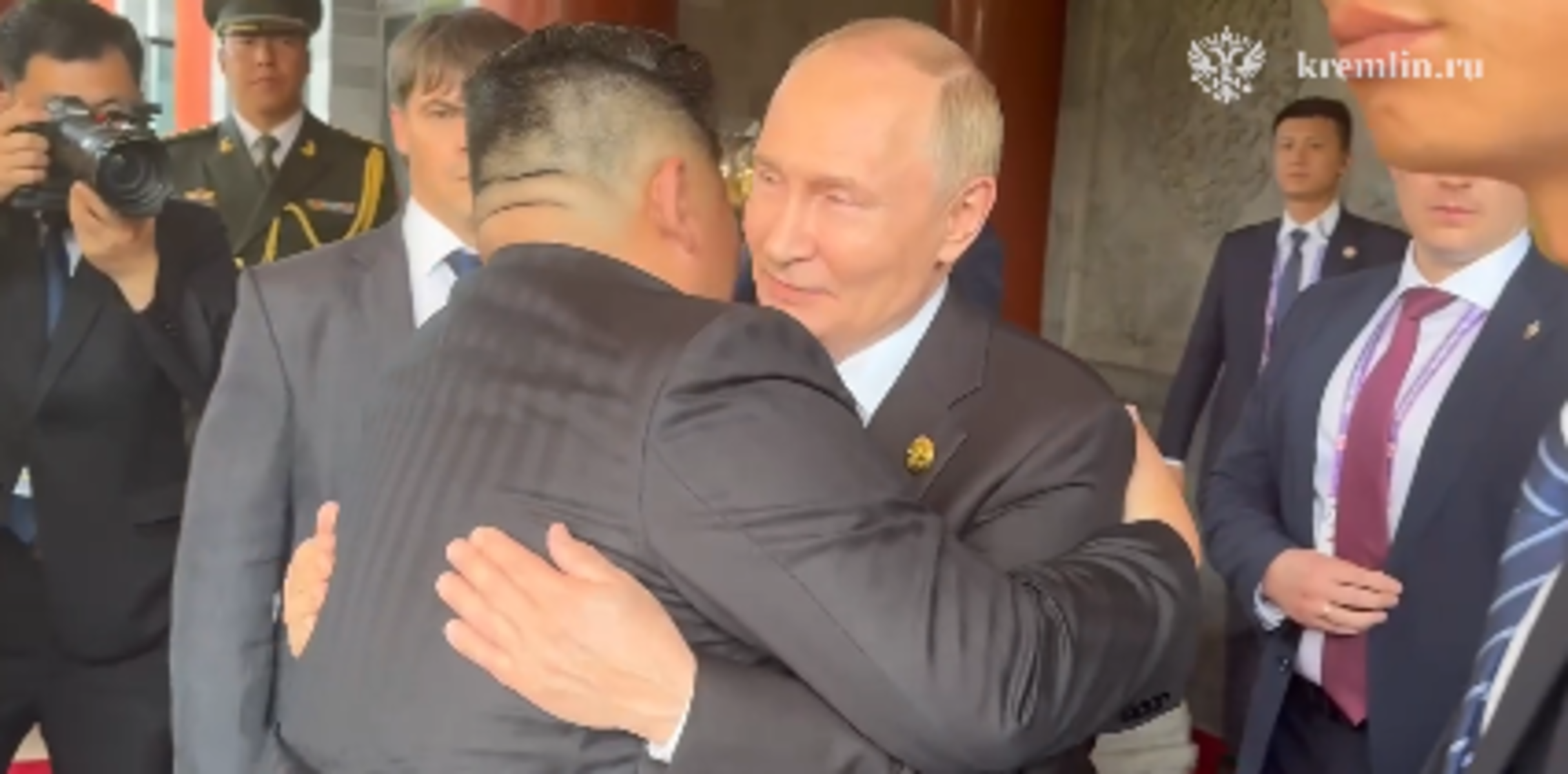 Kreml-Chef Wladimir Putin umarmt den nordkoreanischen Diktator Kim Jong-un zum Abschied in Peking.