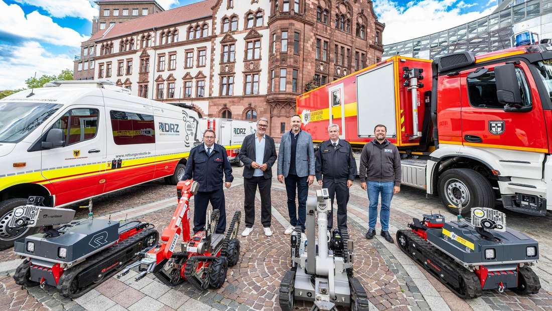 Die Feuerwehr Dortmund und die Feuerwehr Werl werden gemeinsam mit dem DRZ in Zukunft kooperieren.BU für Bild 02: Feuerwehr-Chef Karsten Korte, Oberbürgermeister Thomas Westphal, Bürgermeister Torben Höbrink, Bereichsleiter Aus- und Fortbildung Feuerwehr Dortmund Oliver Nestler und Robert Grafe als CEO Deutsches Rettungsrobotik Zentrum. 
