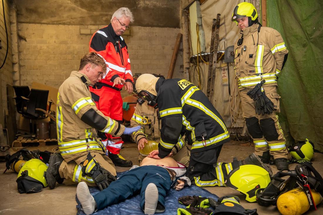Reanimation unter Anleitung von Sanitätern bei Feuerwehrübung in Drensteinfurt-Mersch