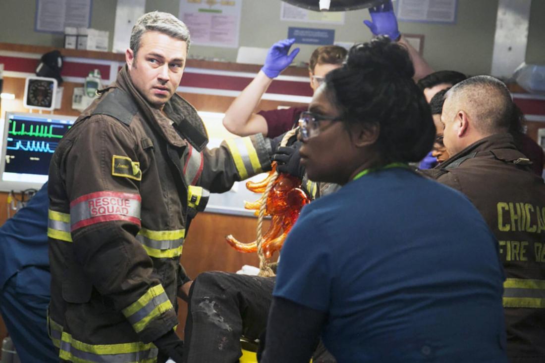 Taylor Kinney und Marlyne Barrett in der NBC-Serie „Chicago Med“