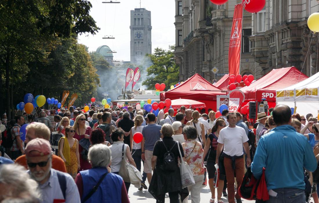 Das Isarinselfest besuchen zahlreiche Menschen in München.