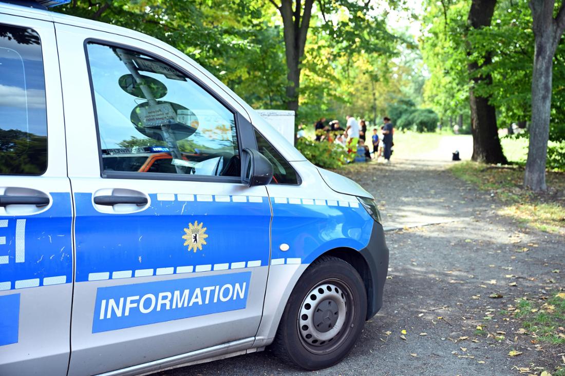 Ein Auto ist in Berlin-Wedding in eine Menschengruppe gefahren.