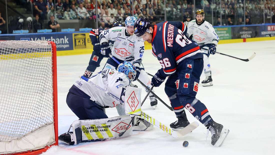 In den Playoffs: Darren Mieszkowski scheitert hier an Dresdens Ex-Torwart Danny aus den Birken.