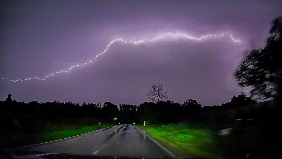 Gewitter zieht über Bayern: Unterführung überflutet Transporter bleibt stecken 