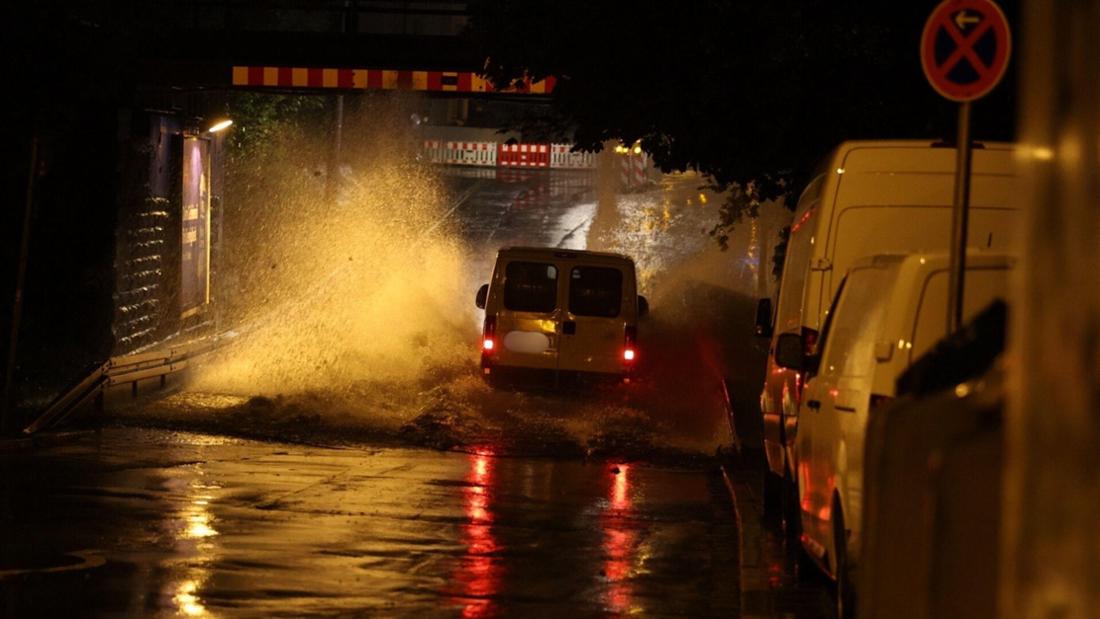 Gewitter zieht über Bayern: Unterführung überflutet Transporter bleibt stecken 