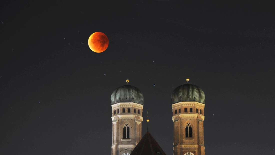 Mondfinsternis 2009, Blick vom Marienhof auf die Frauenkirche.