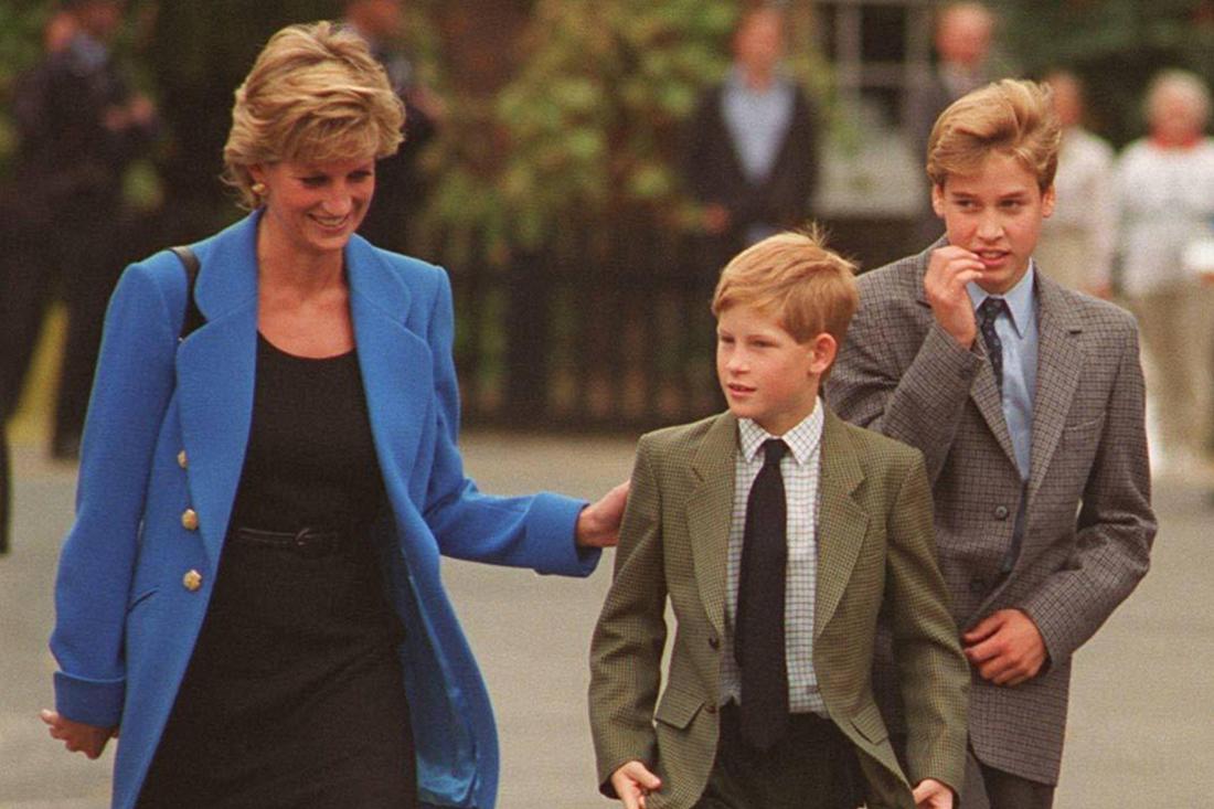 Prinzessin Diana (li.), Prinz Harry (Mitte), und Prinz William vor 30 Jahren im 1995 bei Williams Einschulung am Eton College.