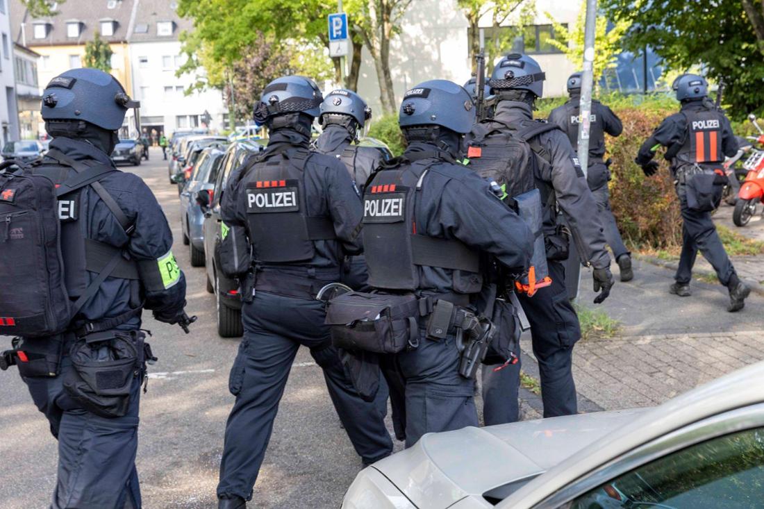 Polizeieinsatz an Berufskolleg in Essen - Lehrkraft verletzt