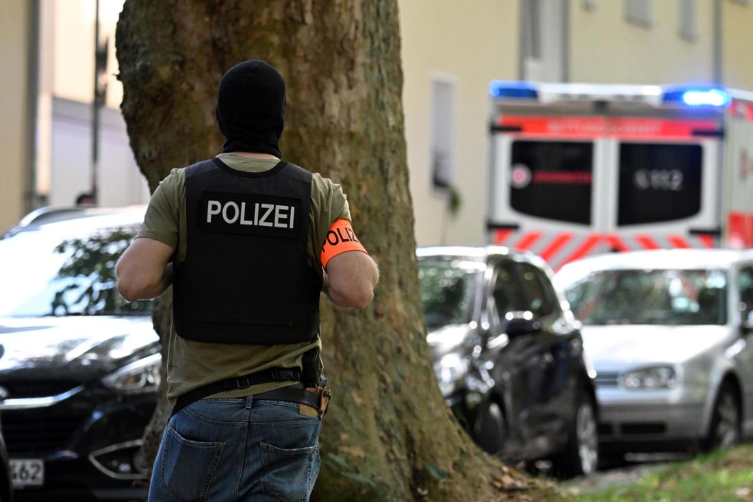 Nach dem Messerangriff auf eine Lehrerin an einem Berufskolleg in Essen ist eine tatverdächtige Person gefasst worden