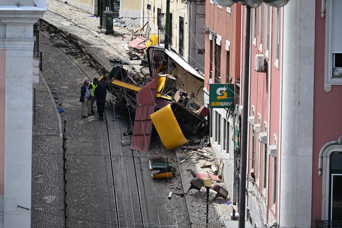 Blick auf den Unfallort der entgleisten und verunglückten Standseilbahn.