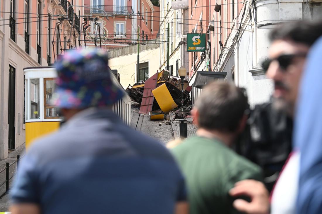 Tram derails In Lisbon killing 17 and injuring 20 people