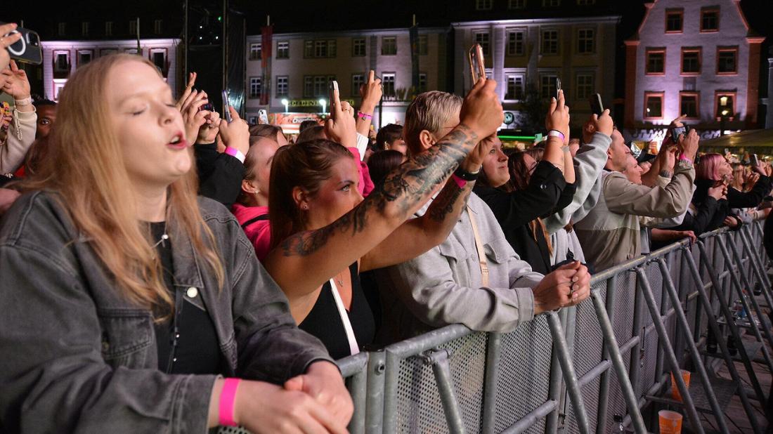 Die Fans zeigen sich in Ellwangen sehr textsicher.