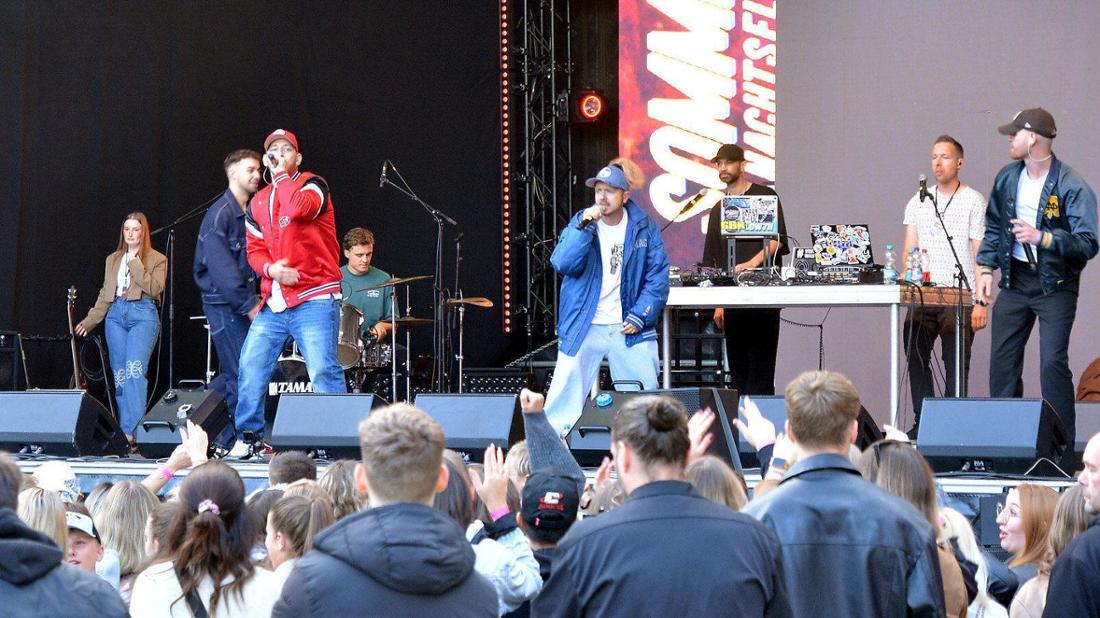 "Gusy", "Sp!nox" und "DJ Lowz" eröffneten gemeinsam mit "Billity" und "Greed" samt einer Band den Abend.