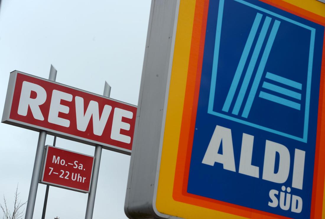 Schilder von Rewe und Aldi (Symbolfoto)
