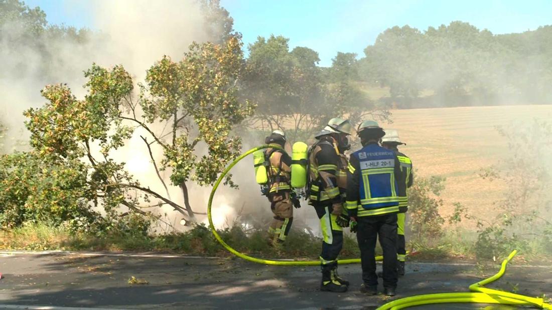 In Schwerte hat sich ein tragischer Unfall ereignet, bei dem nach ersten Erkenntnissen ein Mann und zwei Kinder ums Leben kamen. Ein brennendes E-Auto wurde zur tödlichen Falle.